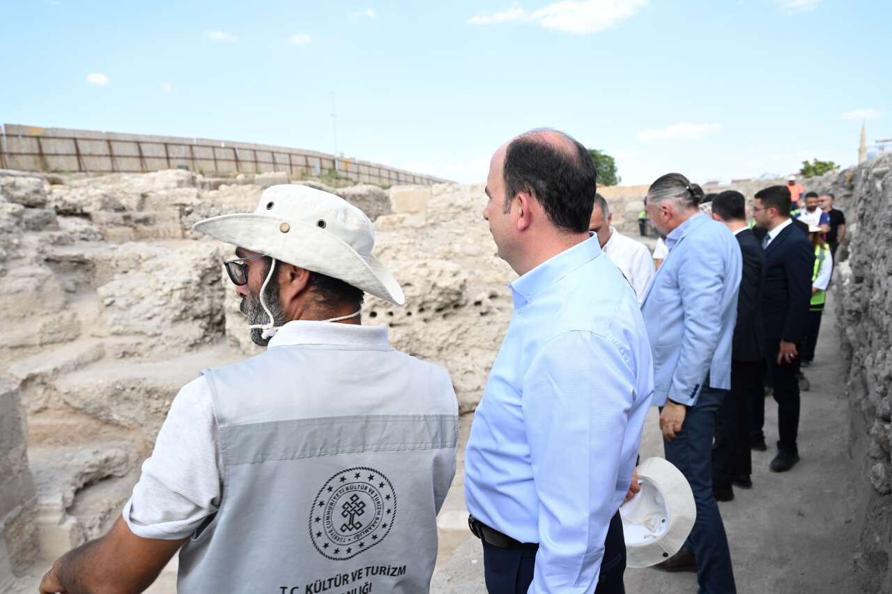 Konya’da yüzyıllardır aranan tarihi kapı bulundu! Selçuklu surları gün yüzüne çıktı 1